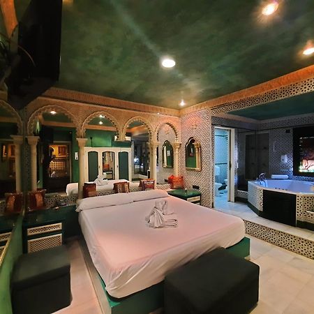 Hostal Avenida Andalucia - Solo Adultos Siviglia Esterno foto