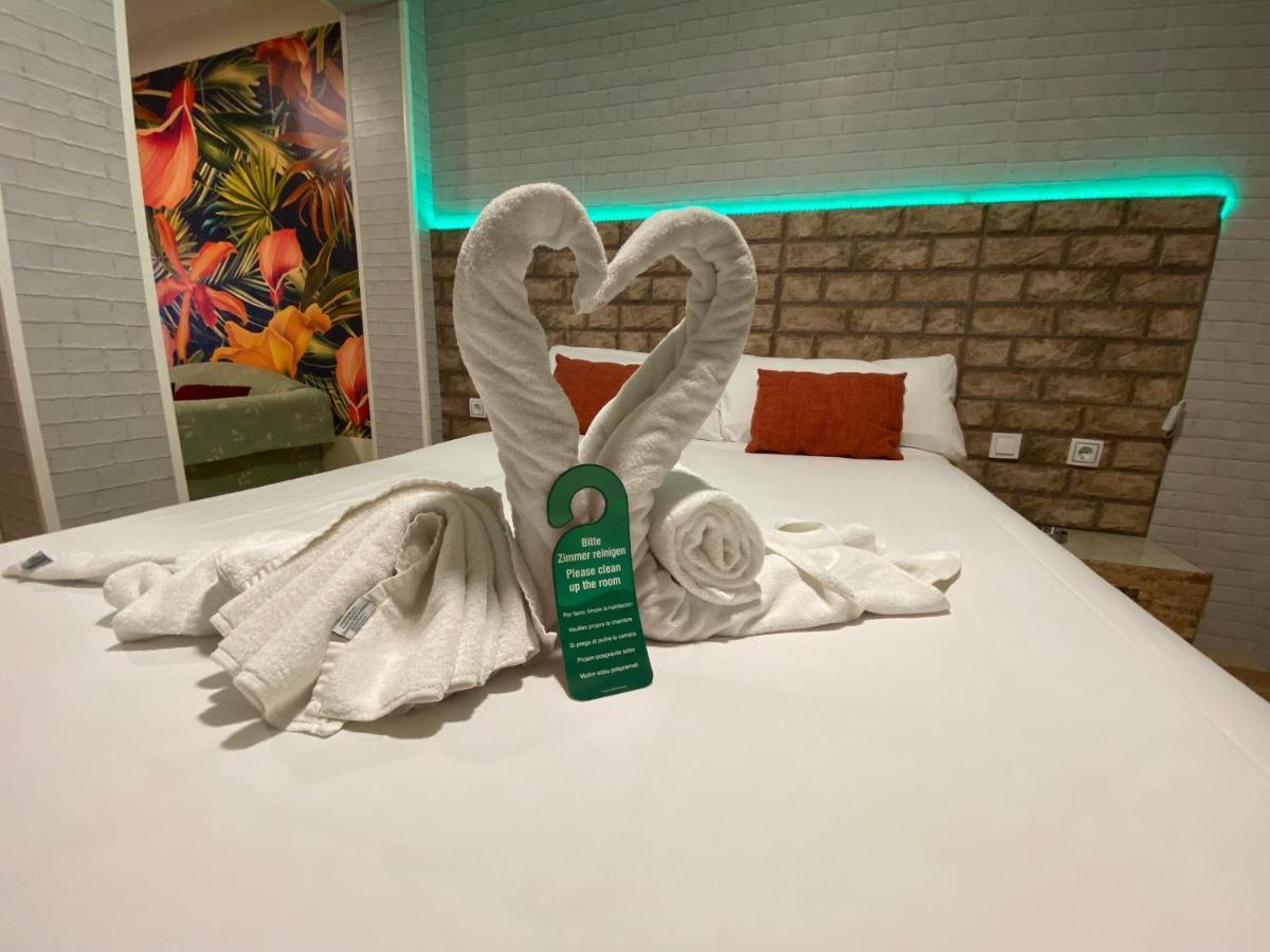 Hostal Avenida Andalucia - Solo Adultos Siviglia Esterno foto