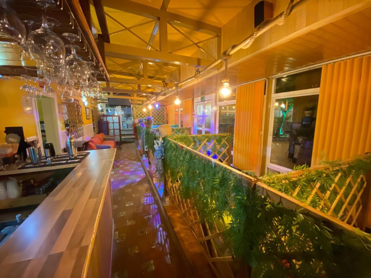 Hostal Avenida Andalucia - Solo Adultos Siviglia Esterno foto