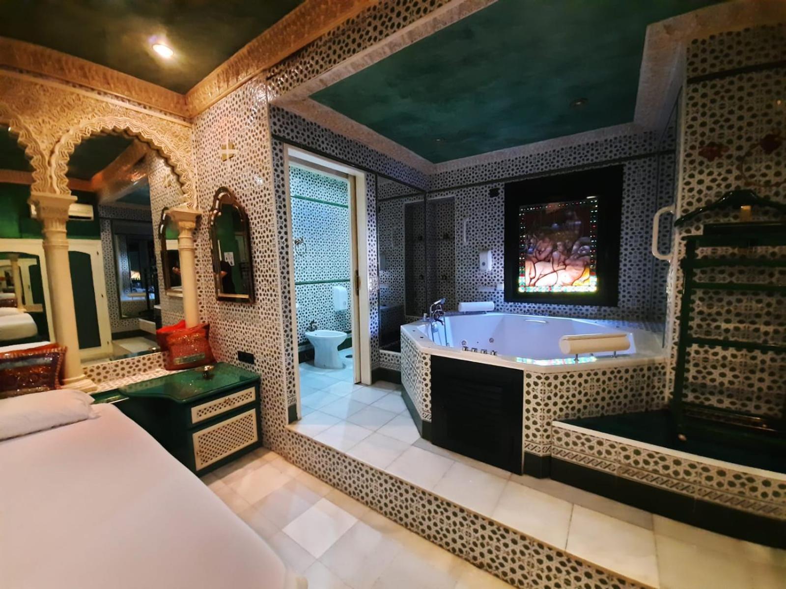 Hostal Avenida Andalucia - Solo Adultos Siviglia Esterno foto