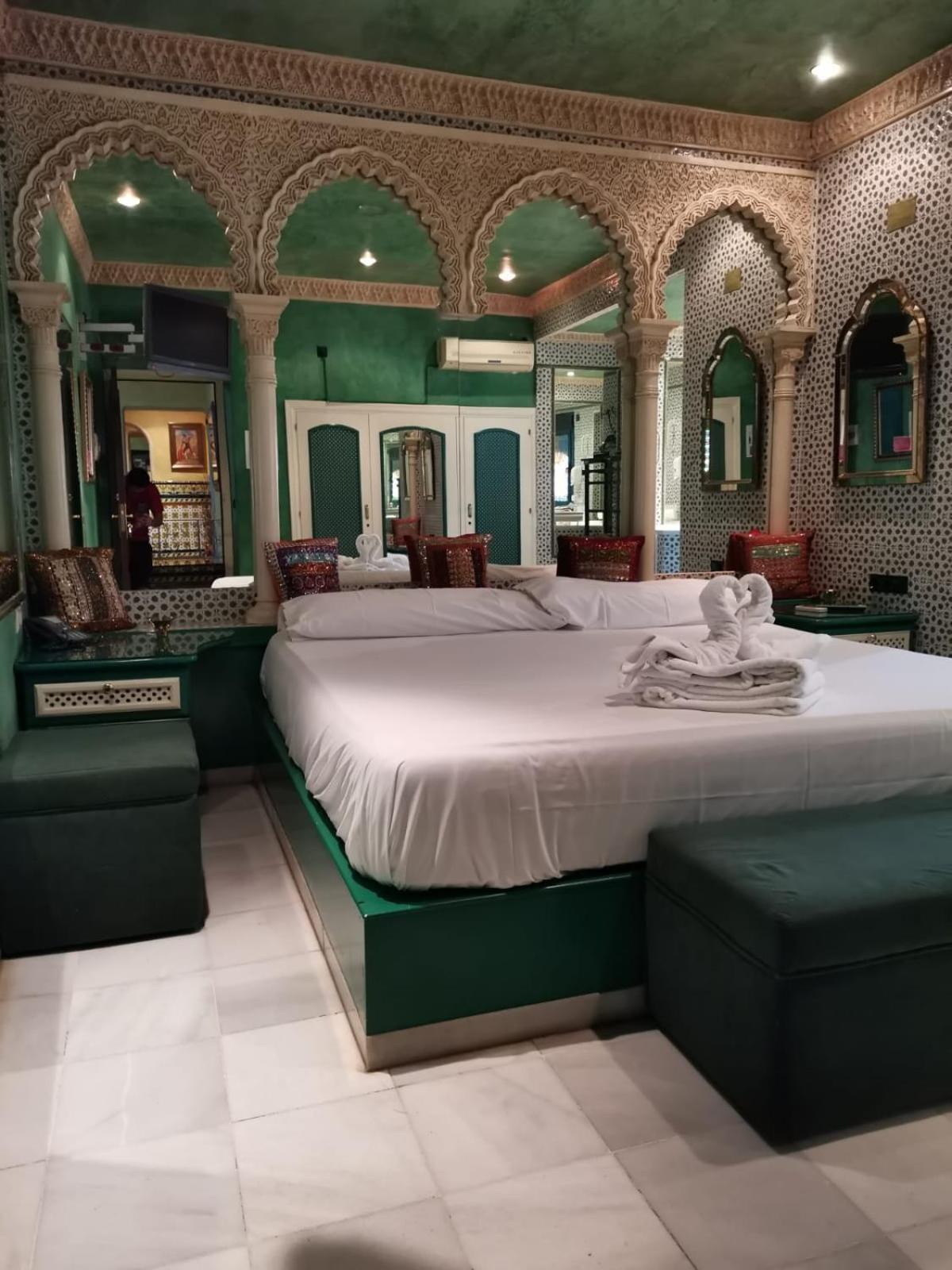 Hostal Avenida Andalucia - Solo Adultos Siviglia Esterno foto