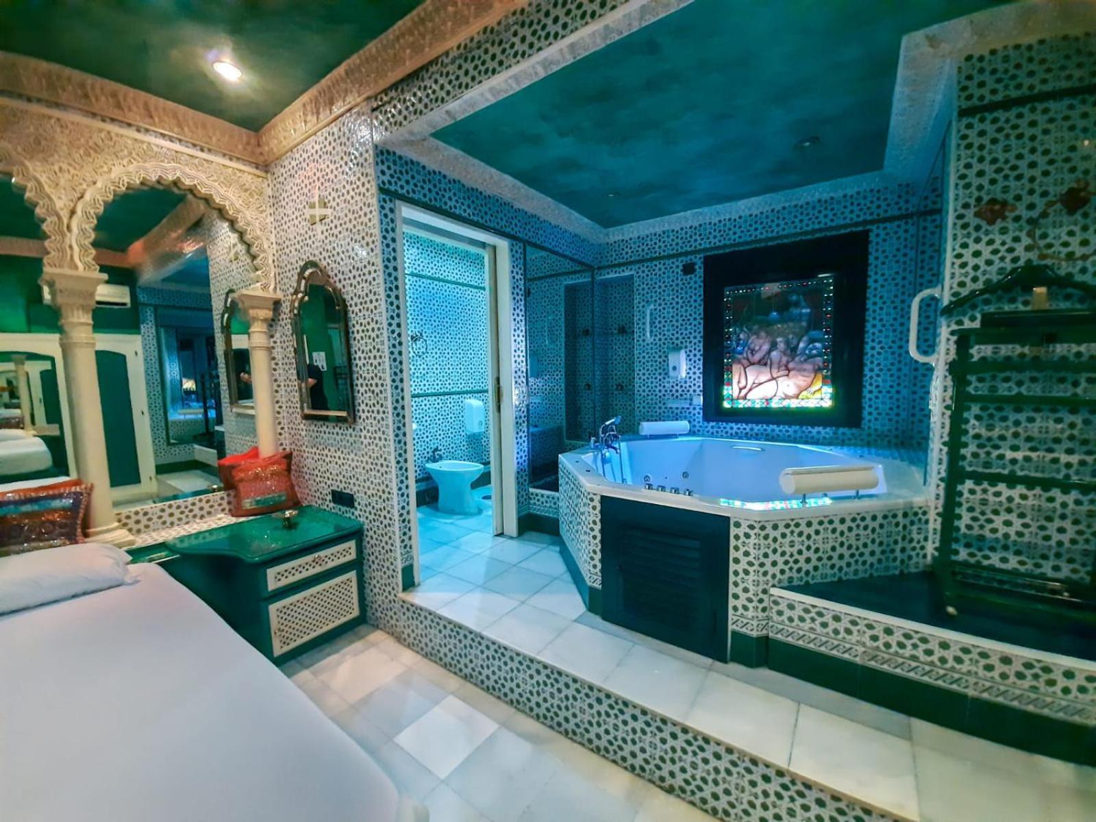 Hostal Avenida Andalucia - Solo Adultos Siviglia Esterno foto