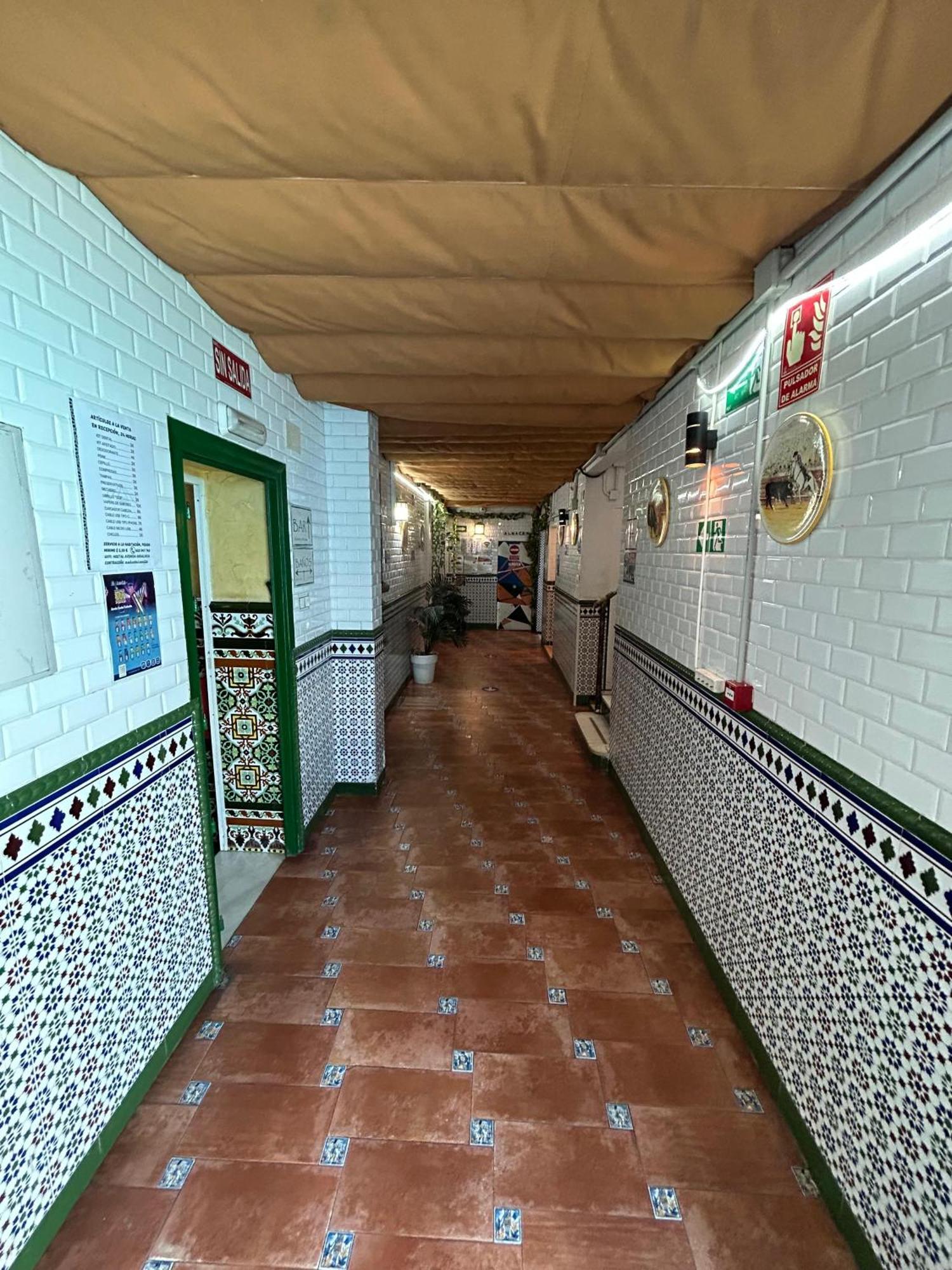 Hostal Avenida Andalucia - Solo Adultos Siviglia Esterno foto