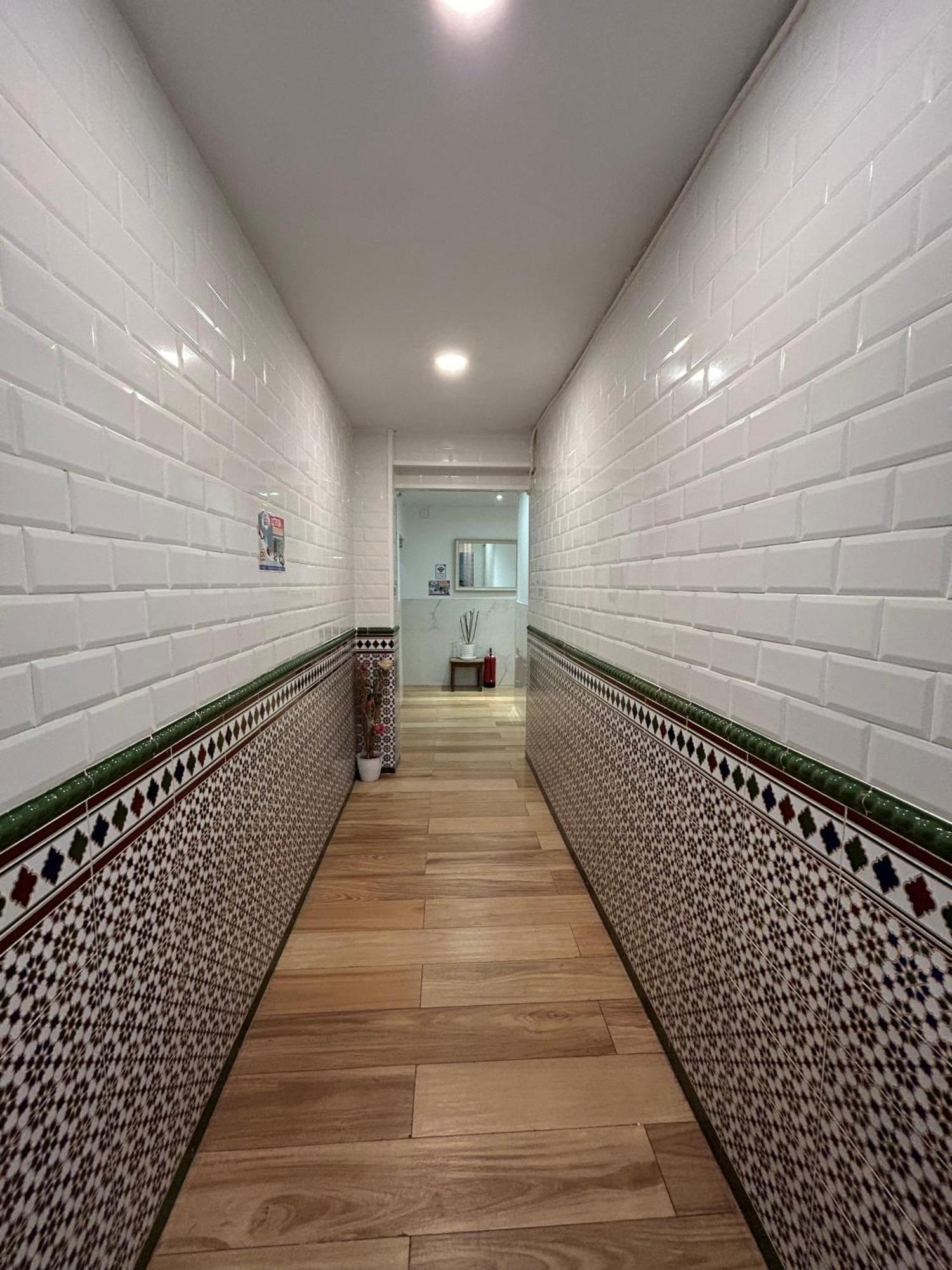 Hostal Avenida Andalucia - Solo Adultos Siviglia Esterno foto