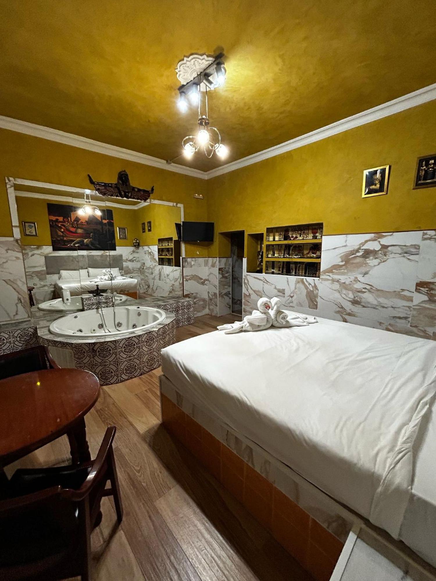 Hostal Avenida Andalucia - Solo Adultos Siviglia Esterno foto