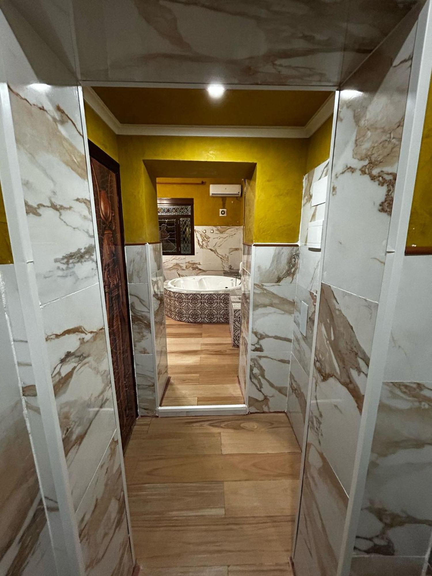 Hostal Avenida Andalucia - Solo Adultos Siviglia Esterno foto